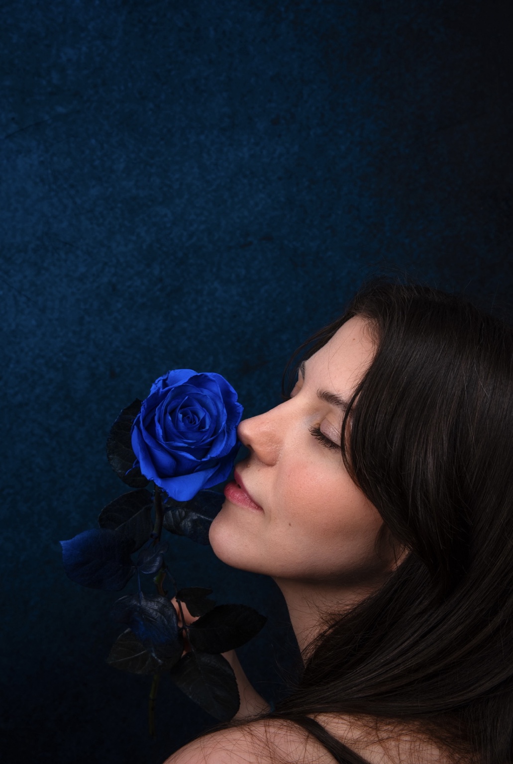 Sophie Agnes Berger mit einer blauen Rose
